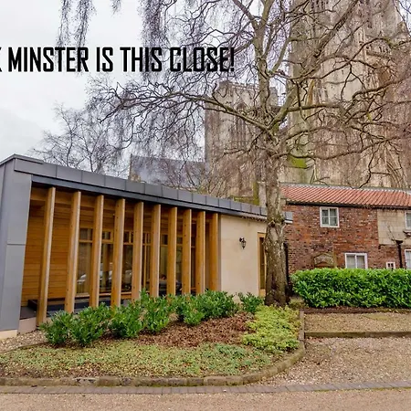 Semesterbostad Minster Garden House